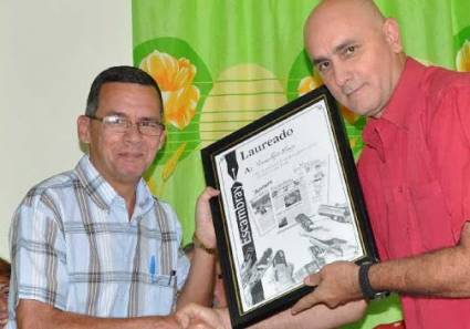 Enrique Ojito recibe el premio José Martí