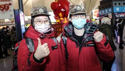 Integrantes de un equipo médico antes de salir a Xiangyang en la provincia de Hubei