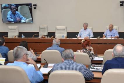 Díaz-Canel  durante la reunión de chequeo de la política cultural