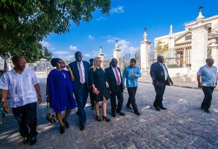 Vicepresidente de Uganda camina por La Habana