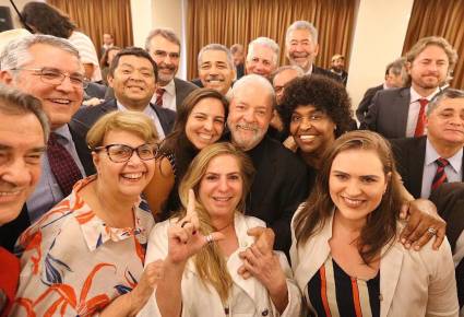 En el análisis del PT, Lula se reunió con los diputados de su Partido. En la foto, con un grupo  de ellos