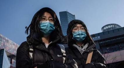 Personas con mascarillas en las calles de ciudades chinas
