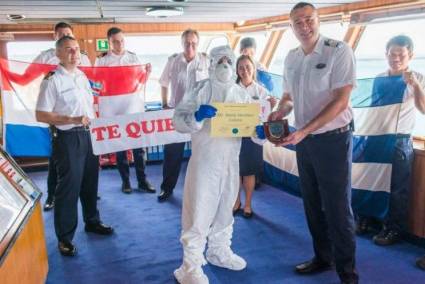El mando del crucero británico hizo un reconocimiento al práctico Mario Martínez Lahera y destacó el esfuerzo y la organización de las autoridades cubanas en esta operación.