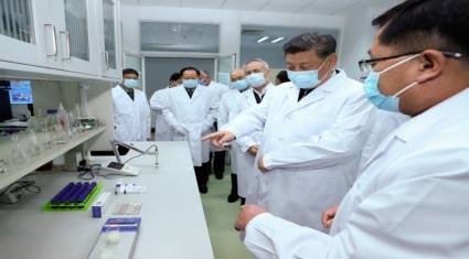 El presidente chino Xi Jinping visita la Academia de Ciencias Médicas, que busca una vacuna contra el coronavirus