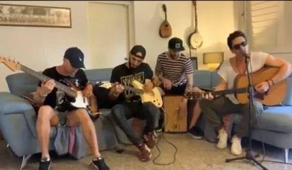 David Blanco y su grupo durante su presentación en Facebook Live.