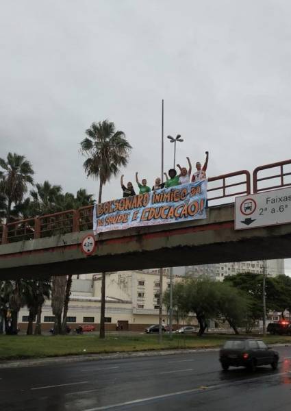 Porto Alegre contra política de bolsonaro para educacion y salud