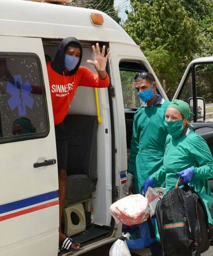 Momentos en que los pacientes se despedían y daban las gracias a todo el personal de salud que los atendió con esmero y dedicación.