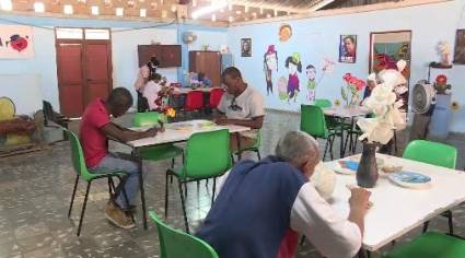 Objetos de papel maché, muñecos de tela, dibujos y bordados; forman parte de las creaciones realizadas en el taller de La Castellana, principal actividad recreativa en estos momentos.