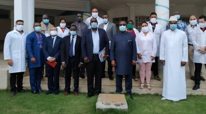 Primer Ministro de Togo, Komi Sélom Klassou, junto a la brigada médica cubana