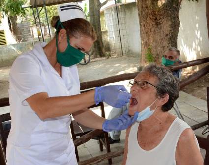 La abuela Consuelo Yero Rivero de 74 años, agradeció el gesto: «Este medicamento mantiene con fuerza mis defensas», dijo