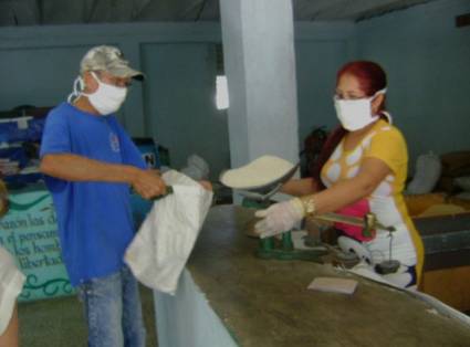 El uso de guantes propicia garantías sanitarias tanto para quien despacha como para el consumidor