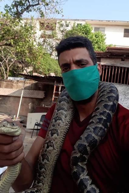 Ariel  y el  majá de Santa María que encontró en el viaducto de Matanzas