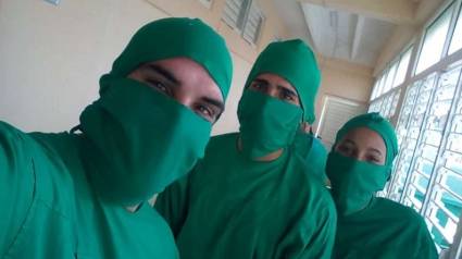 Jóvenes cubanos encuentran la manera de ser útiles en el centro de aislamiento para personas sospechosas a la COVID-19
