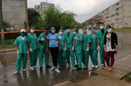 Equipo de muchachos voluntarios antes de entrar a la zona roja