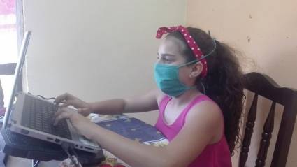 La adolescente espirituana pasa la mayor parte de tiempo frente a su laptop, donde alista los videos que comparte en Internet.