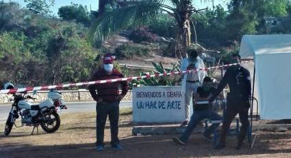 Punto de control y desinfección en la entrada de Gibara.