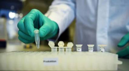 Un agente del laboratorio farmacéutico alemán CureVac muestra el trabajo de investigación en torno a una vacuna