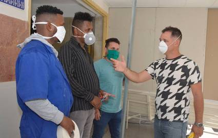 En breve tiempo estos jóvenes realizaron acciones menores para acondicionar un espacio donde instalar una sala de terapia intensiva en el Hospital Celestino Hernández Robau, de Santa Clara