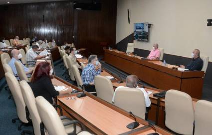 Reunión con el grupo temporal de trabajo para enfrentar el nuevo coronavirus