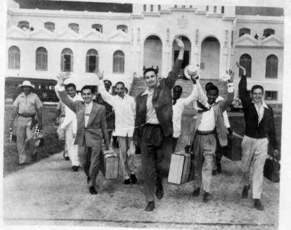 Moncadistas a la salida del Presidio Modelo, el 15 de mayo de 1955.