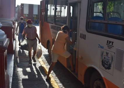 Al parque Vidal de Santa Clara vuelve paulatinamente el transporte público.