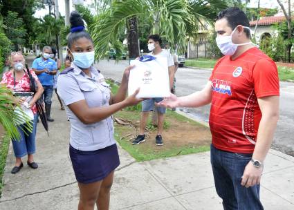 La joven guantanamera Melisa Sánchez Velázquez, quien presta su servicios en la capital, fue una de las reconocidas por el Buró Nacional de la UJC.