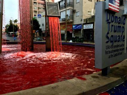 En la localidad israelí de Petah Tikwa, el agua de la fuente de la plaza Donald Trump se tiñó de rojo en protesta contra la inminente anexión