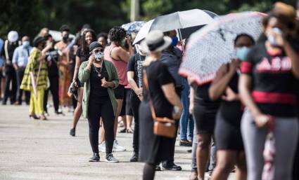 Una larga fila de persona lloraba la muerte de George Floyd