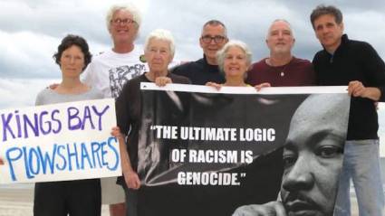 Los siete, de izquierda a derecha: Elizabeth McAlister, Stephen Kelly, Carmen Trotta, Mark Colville, Martha Hennessy, Clare Grady and Patrick O’Neill