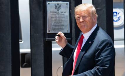 Trump estampó su firma en una placa instalada en una sección del muro para conmemorar las 320 km construidas en Arizona