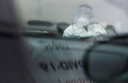 Trabajadores médicos  realizan test de COVID-19  en Texas