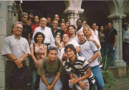 Premio Nobel de Literatura, José Saramago, junto a estudiantes de la graduación 2005