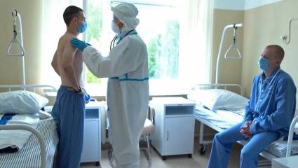 Un medico con participantes voluntarios en prueba de vacuna rusa contra la COVID-19
