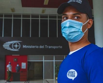 Juventud capitalina contribuye a la organización de los pasajeros en las paradas de ómnibus