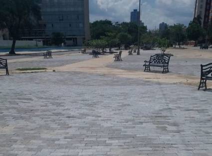 Colocación de adocretos en los primeros 100 metros de la Calle G, en el Vedado.