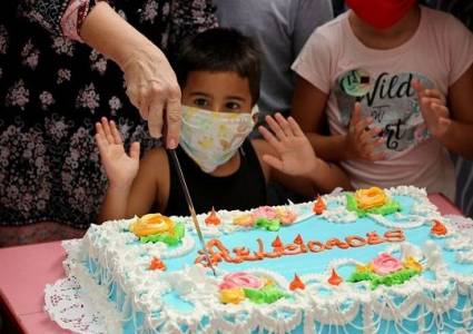 Niños que tuvieron COVID-19 se reúnen en la Finca de los Monos