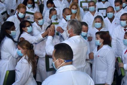 El ejemplo de los trabajadores de la salud cubana en la batalla contra la pandemia de la       COVID-19 es reconocida por los pueblos del mundo pese al egoísmo y la perversidad del     Gobierno estadounidense.