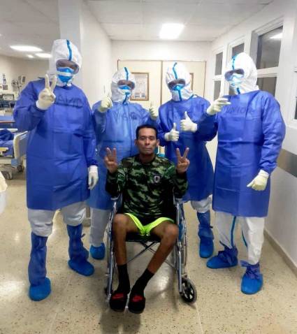 El cuerpo de Jorge Lara muestra el impacto de la enfermedad, pero su alta médica lo regocija
