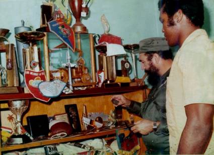 Durante su breve visita a la casa natal del campeón, Fidel dedicó tiempo a admirar sus trofeos