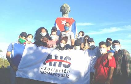 Jóvenes creadores de la Asociación Hermanos Saíz  en la cima del Pico Turquino