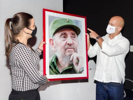 Aylin Álvarez, segunda secretaria de la UJC, entregó a Gerardo Hernández Nordelo  un cuadro con una imagen de Fidel