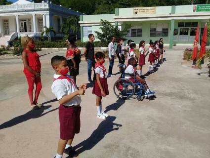 Felices, 20 alumnos de Preescolar, 6to y 9no grados de la escuela especial Amistad Cuba-Vietnam recibieron sus certificados de graduados en la plaza del centro