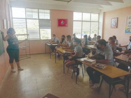 Al regresar a las aulas, los estudiantes completan cuatro semanas de preparación intensiva para los exámenes