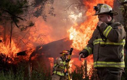 Bomberos locales responden al incendio en una casa luego de paso de la tormenta Delta en Luisiana, Estados Unidos.