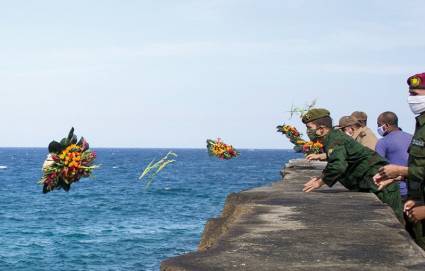 Arrojar flores al mar para recordar a Camilo