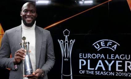 El jugador del Inter de Milán Romelu Lukaku posa con el Premio al Jugador de la Temporada 2019/2020 de la Europa League.