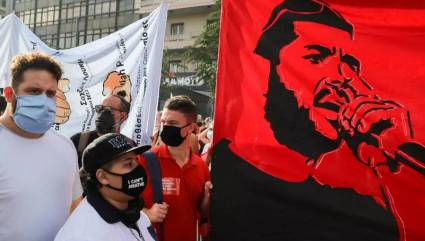 El rapero griego antirracista Pavlos Fyssas, el centro de los manifestantes que protestaban contra una junta de líderes y miembros del partido Amanecer Dorado