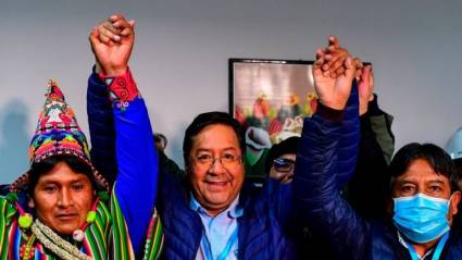 Luis Arce ( al centro ) celebra el contundente triunfo electoral