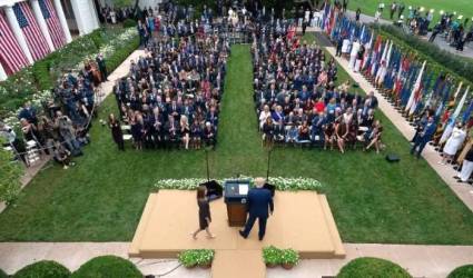 Jueza Amy Coney Barrett camina Donald Trump