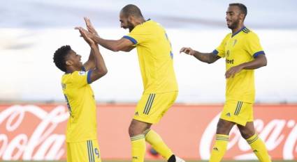Lozano, Fali y Akapo celebran el gol conseguido por el primero.